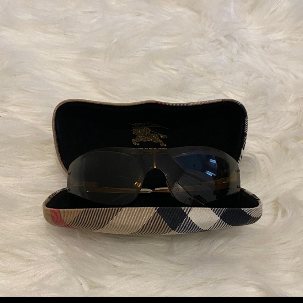 BURBERRY Sunglasses